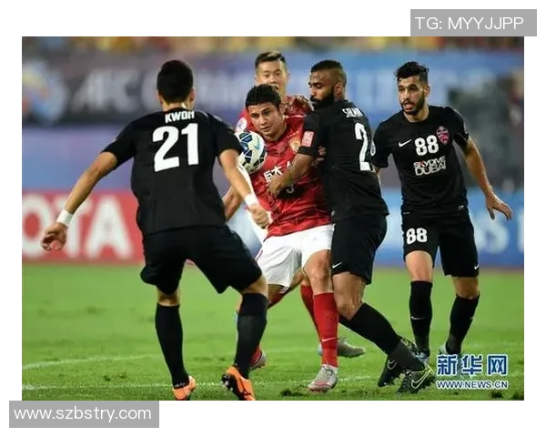 与足球明星埃尔克森亲密合影瞬间展现精彩足坛之星风采