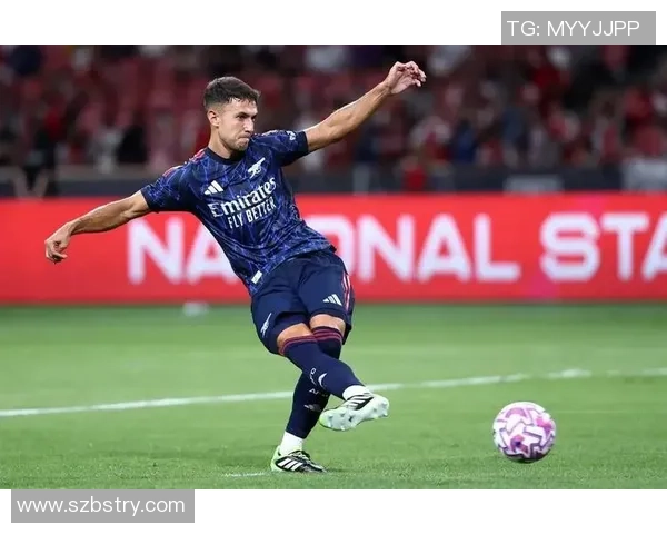 聚焦世界顶级足球球星与他们效力俱乐部的荣耀征程与辉煌时刻 聚焦世界顶级足球球星与他们效力俱乐部的荣耀征程与辉煌时刻